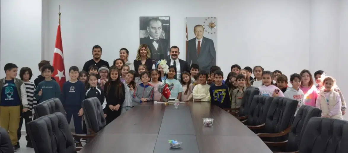 Köyceğiz Kaymakamı Mert Kumcu minik öğrencileri ağırladı