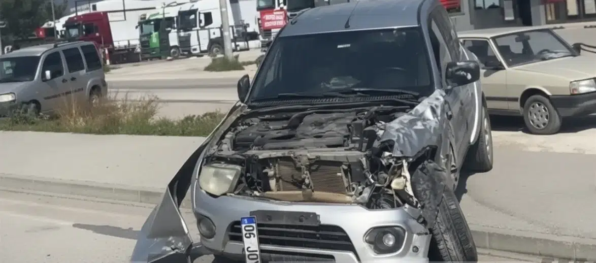 Fethiye'de Korkutan Kaza: Mezarlık Kavşağında Araçlar Hurdaya Döndü!