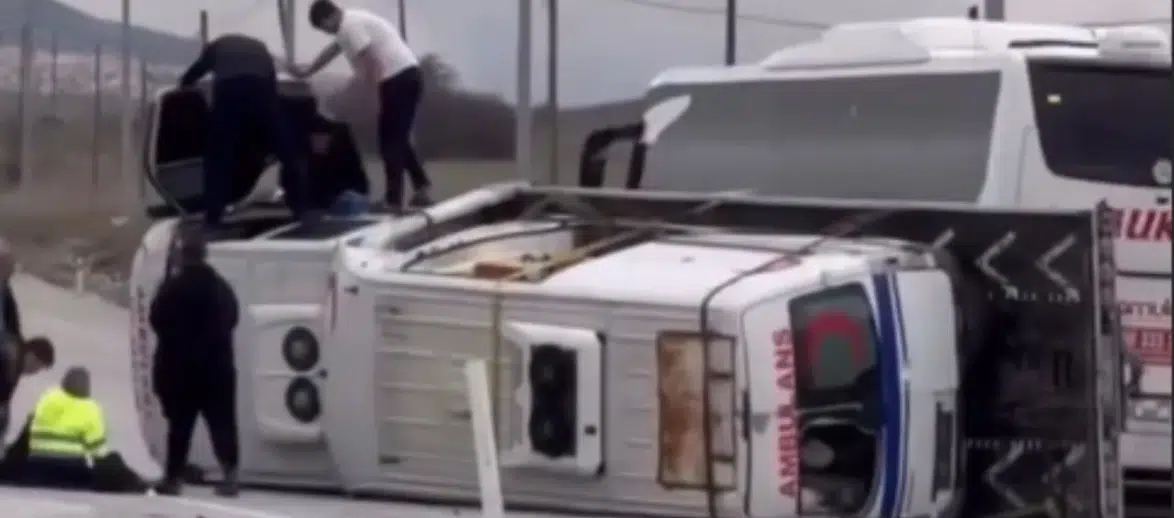 Seydikemer’de Ambulans Taşıyan Kurtarıcı Devrildi: 4 Yaralı!