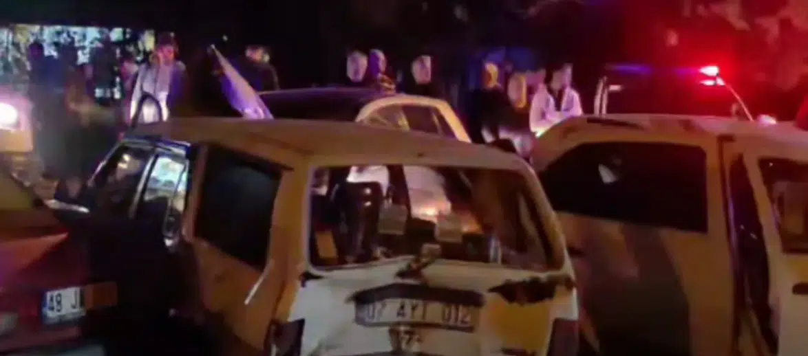 Seydikemer Zorlar’da Zincirleme Kaza: 3 Araç Birbirine Girdi!