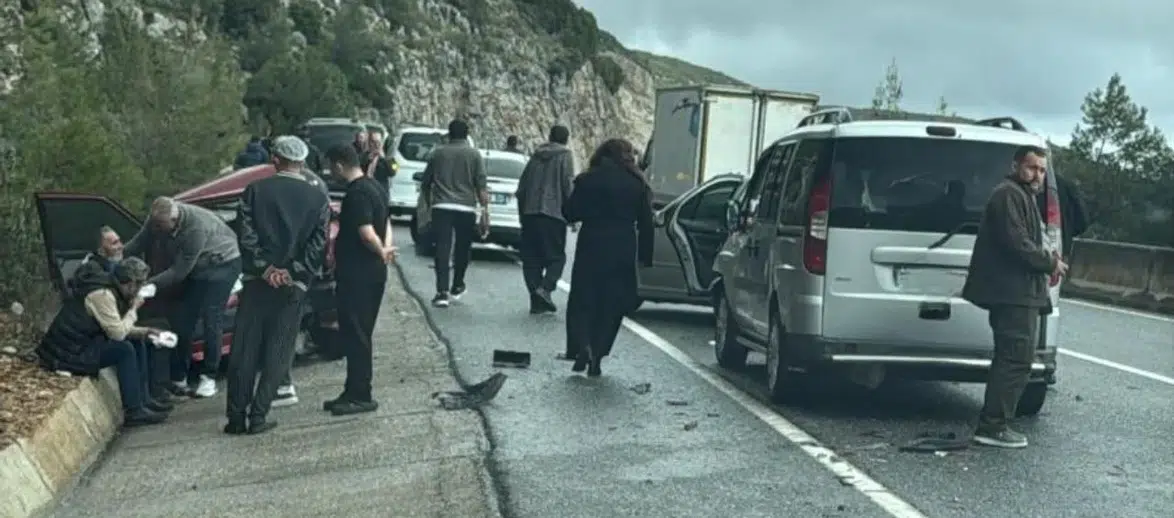 Menteşe Devrant Mevkiinde Trafik Kazası: 3 Kişi Yaralandı!