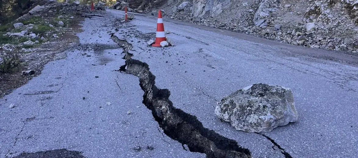Dalaman - Acıpayam Yolu Çöktü: Sürücüler İçin Ölüm Tuzağı!