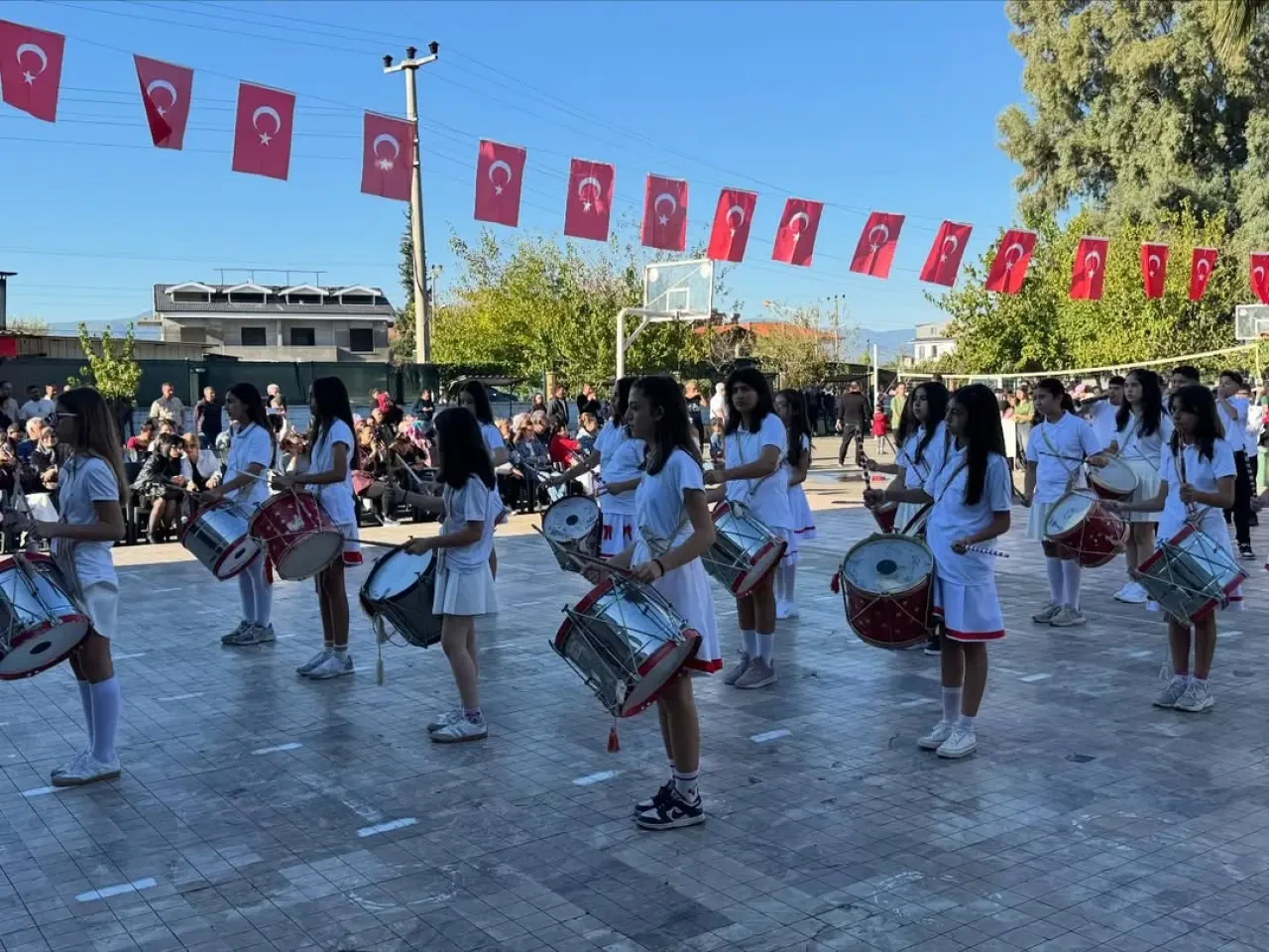 Toparlar’da Cumhuriyetin 102 Yılı Kutlandı İlkokul ve Ortaokul Öğrencileri Ortak Program Hazırladı 5