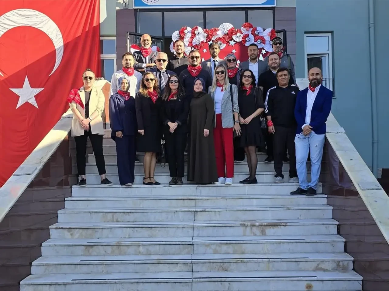 Toparlar’da Cumhuriyetin 102 Yılı Kutlandı İlkokul ve Ortaokul Öğrencileri Ortak Program Hazırladı 1