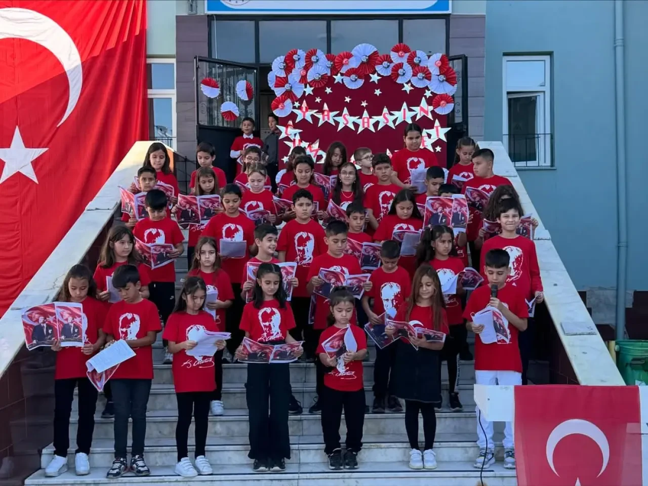 Toparlar’da Cumhuriyetin 102 Yılı Kutlandı İlkokul ve Ortaokul Öğrencileri Ortak Program Hazırladı 3