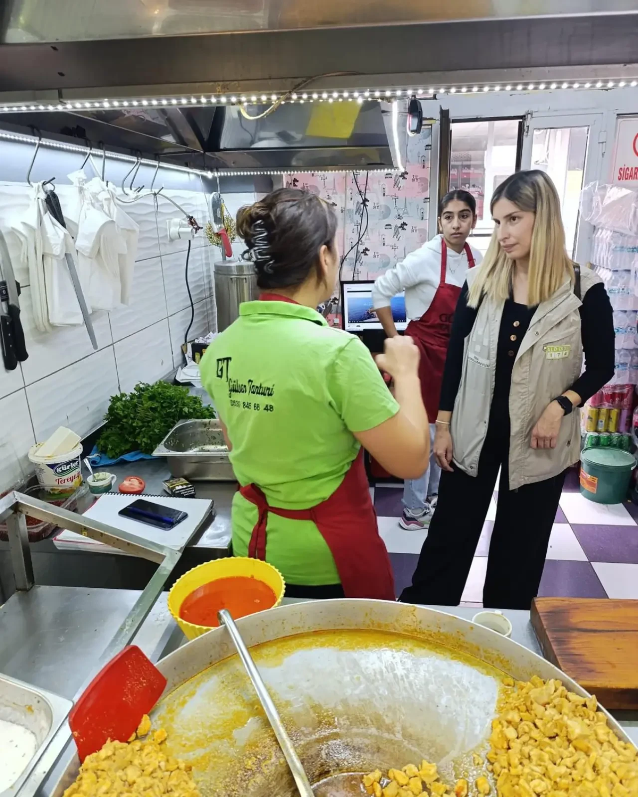 Ortaca’da Gıda Denetiminde Skandal: Bone ve Eldivensiz Denetim Görüntüleri Tepki Çekti 3