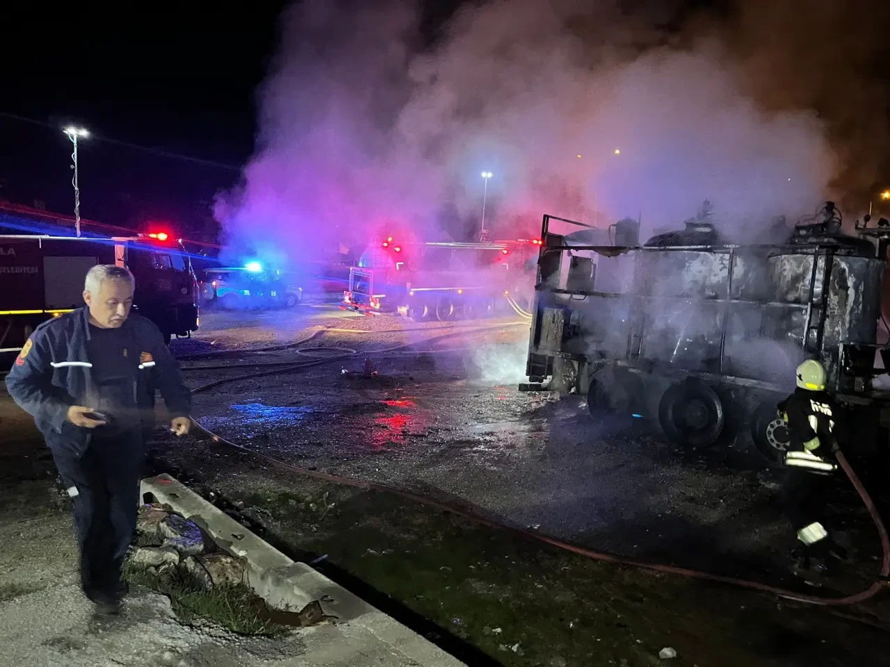 Fethiye’de Asfalt Kamyonunda Yangın: İtfaiye Zamanında Müdahale Etti 4