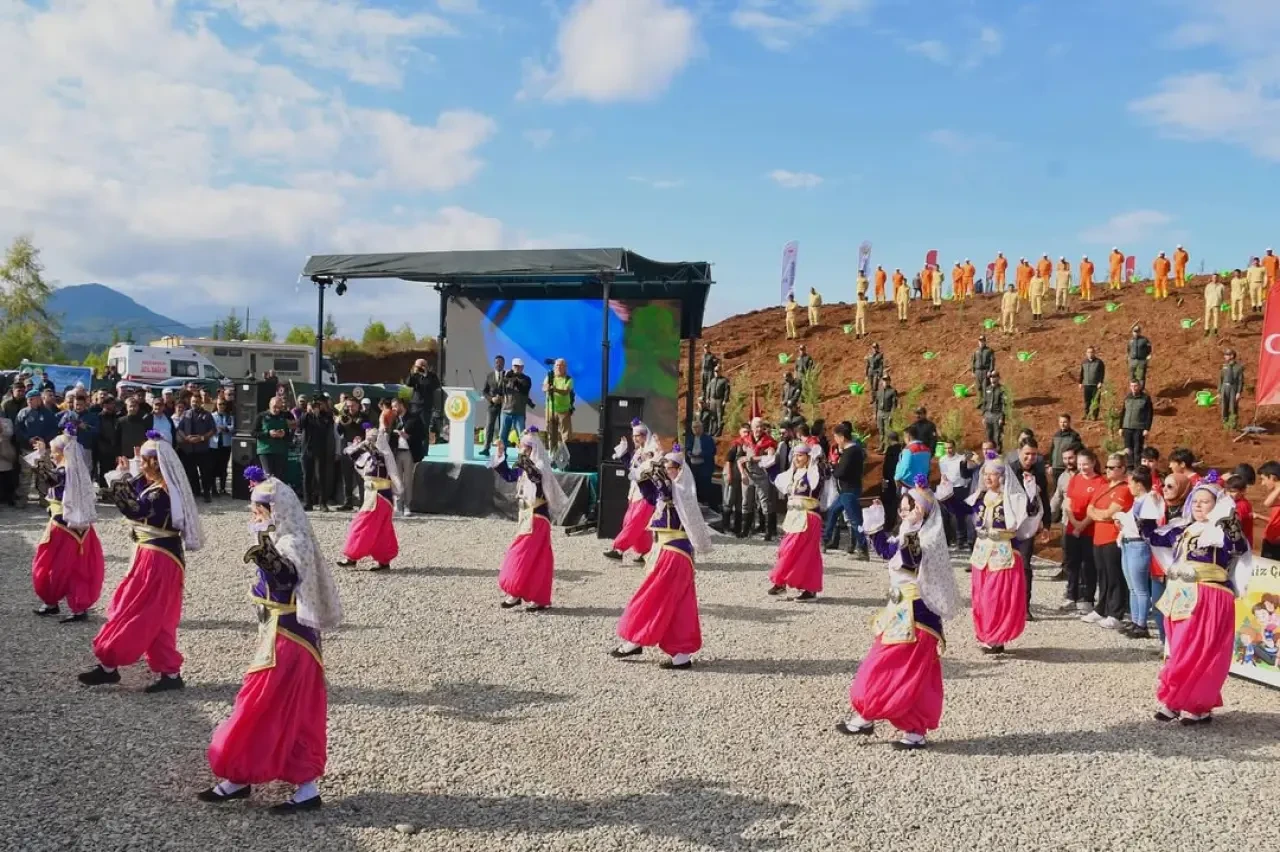 Köyceğiz’de Yangın Alanına Umut Dikildi: Fidanlar Toprakla Buluştu 6