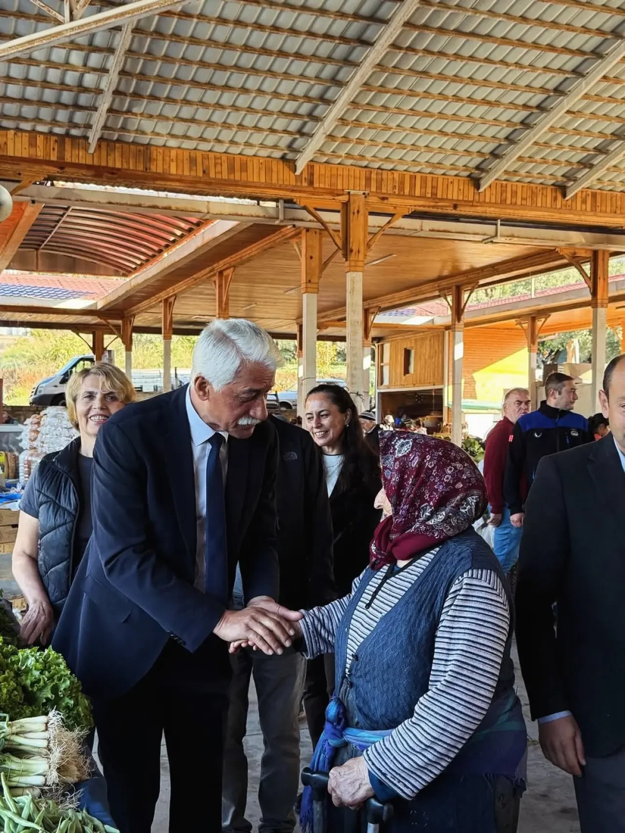 Ula Belediye Başkanı Mehmet Caner Akyaka Pazaryerinde Esnafla Buluştu 6