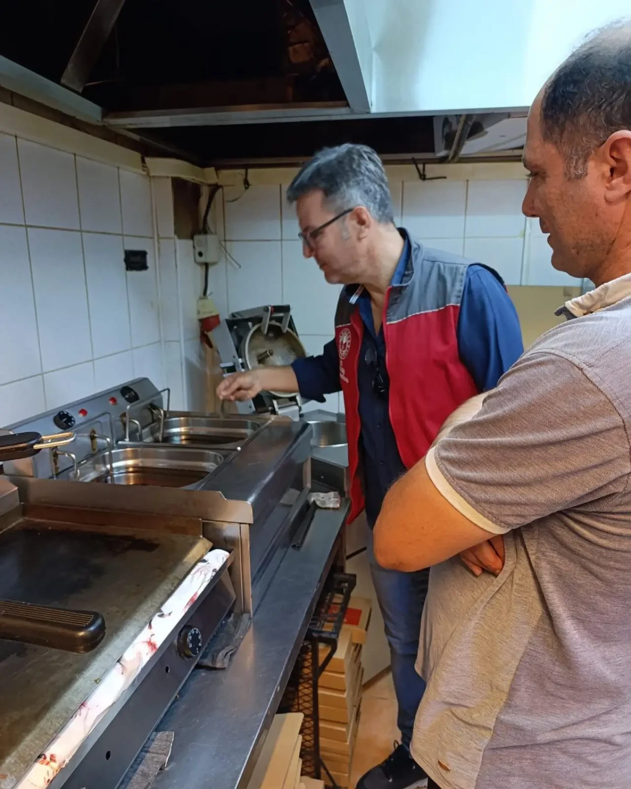 Ortaca’da Gıda Denetiminde Skandal: Bone ve Eldivensiz Denetim Görüntüleri Tepki Çekti 2