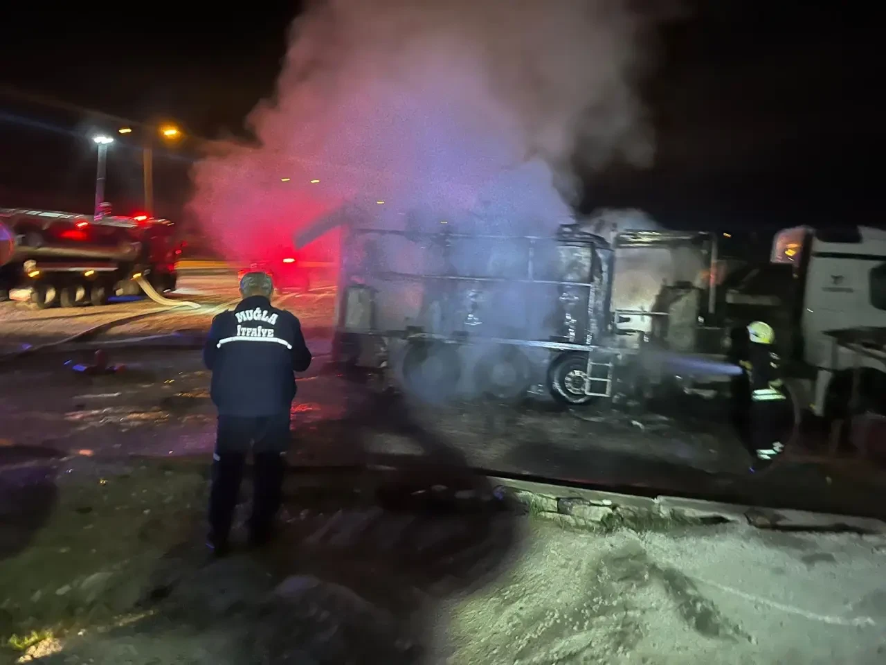 Fethiye’de Asfalt Kamyonunda Yangın: İtfaiye Zamanında Müdahale Etti 2