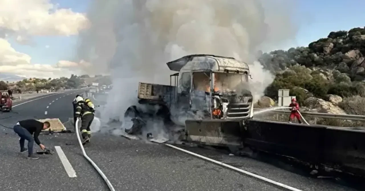 Yatağan'da Tır Alev Alev Yandı: Araç Kullanılamaz Hale Geldi! 2
