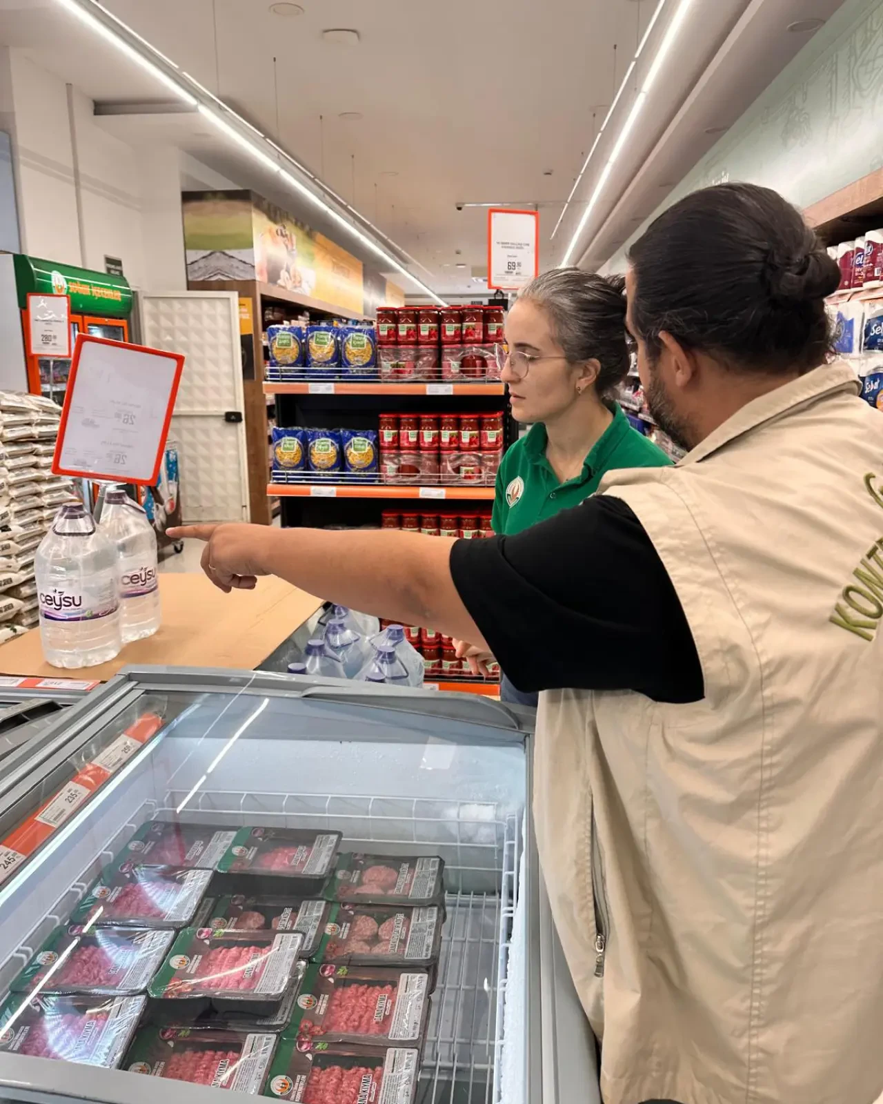Ortaca’da Gıda Denetiminde Skandal: Bone ve Eldivensiz Denetim Görüntüleri Tepki Çekti 4