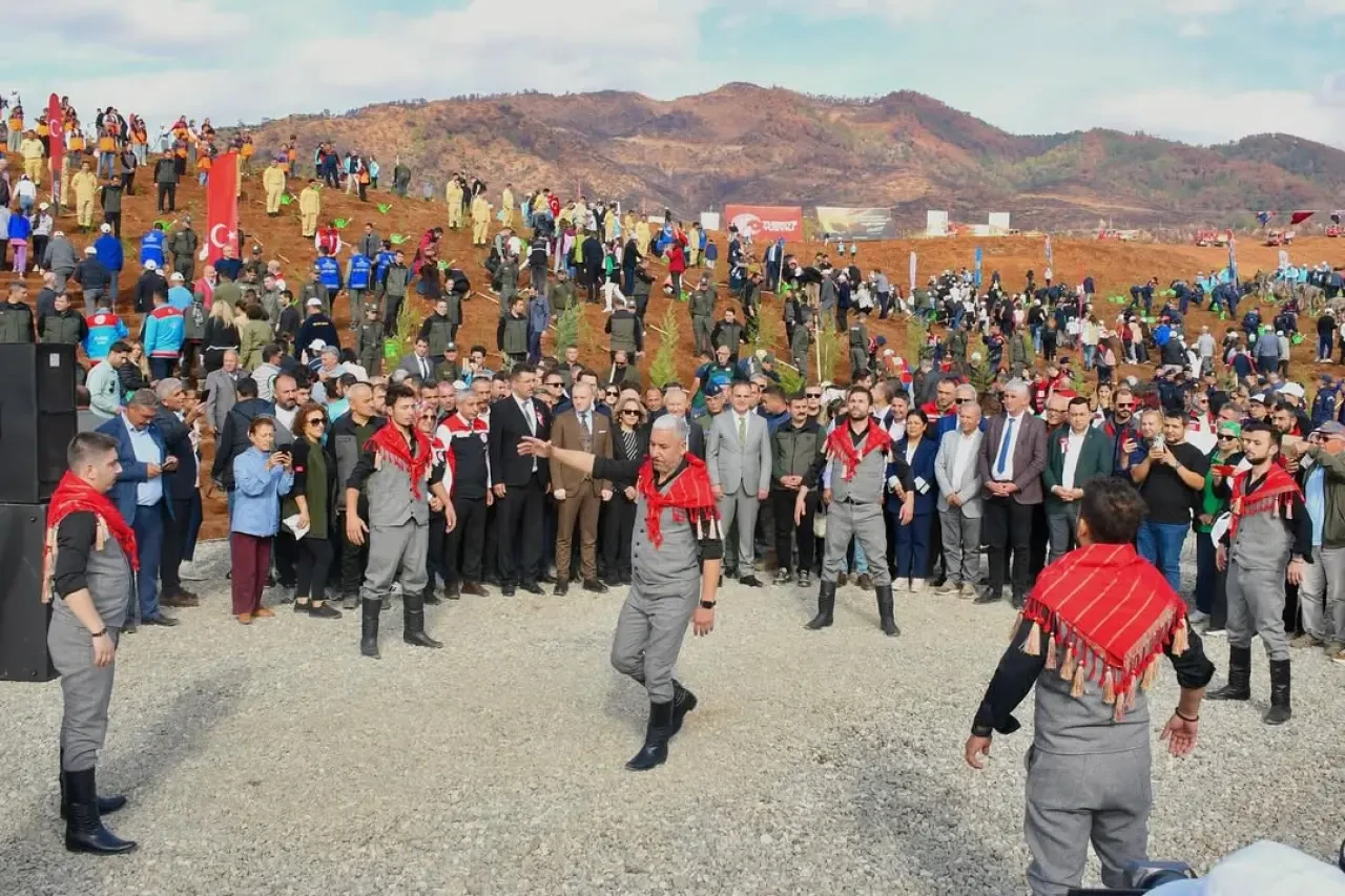 Köyceğiz’de Yangın Alanına Umut Dikildi: Fidanlar Toprakla Buluştu 5