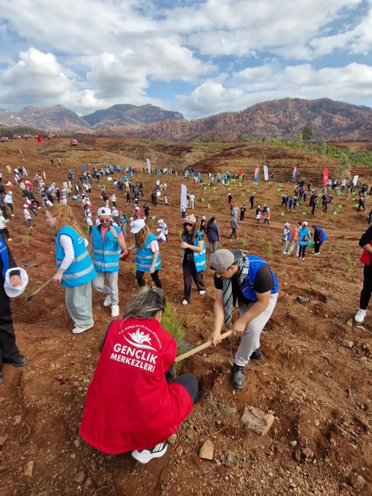 11 Kasım Milli Ağaçlandırma Günü: Köyceğiz Gençleri Fidan Dikimiyle Destek Verdi 1