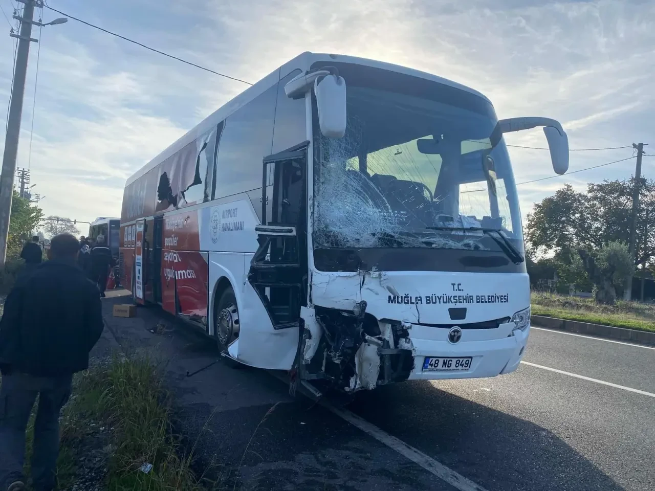 Köyceğiz’de Trafik Kazası: Minibüs ile Otobüs Çarpıştı: 2 Yaralı 1