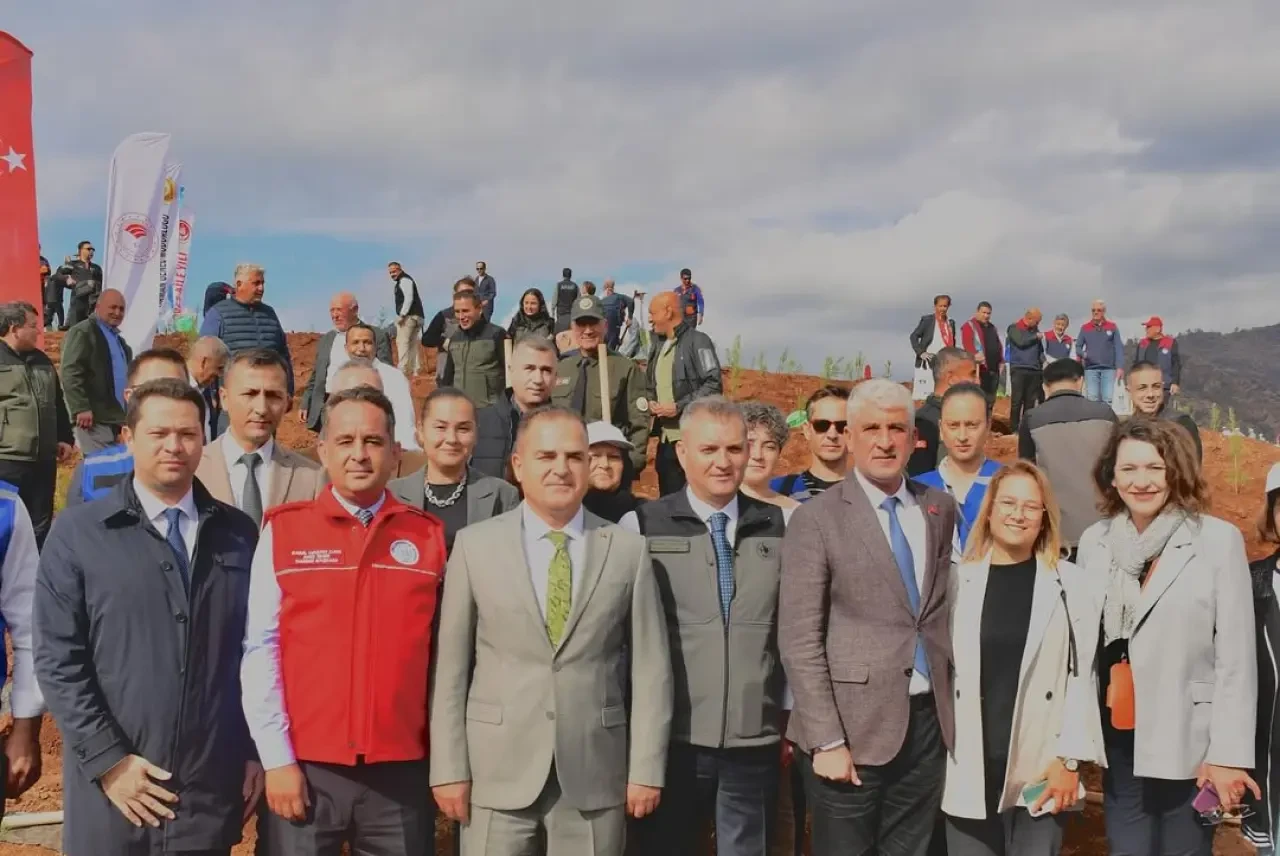 Köyceğiz’de Yangın Alanına Umut Dikildi: Fidanlar Toprakla Buluştu 4