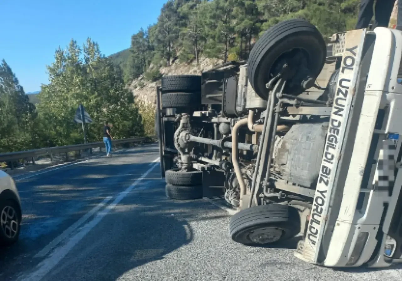 Seydikemer Karabel Rampasında Kamyon Devrildi: Fren Patladı, Kamyon Devrildi ve Şoför Yaralandı