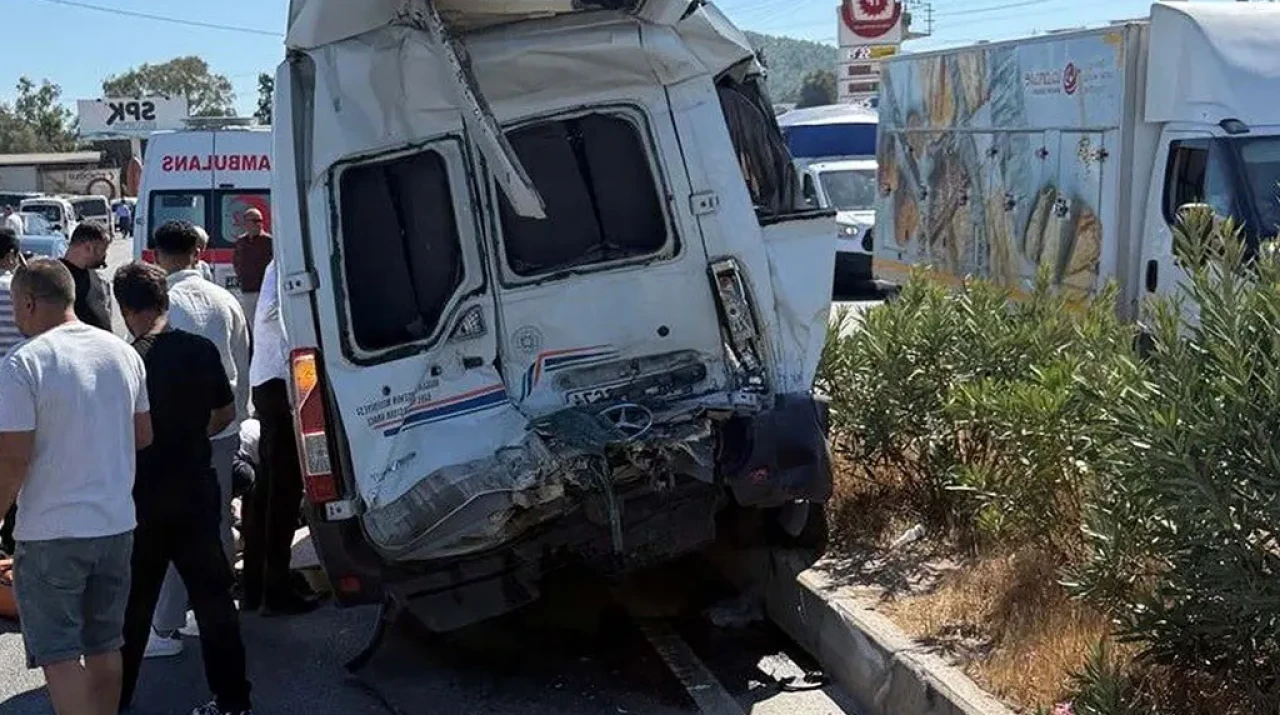 Milas’ta Minibüs ile Çekici Çarpıştı: 1 Kişi Hayatını Kaybetti, 10 Yaralı Var