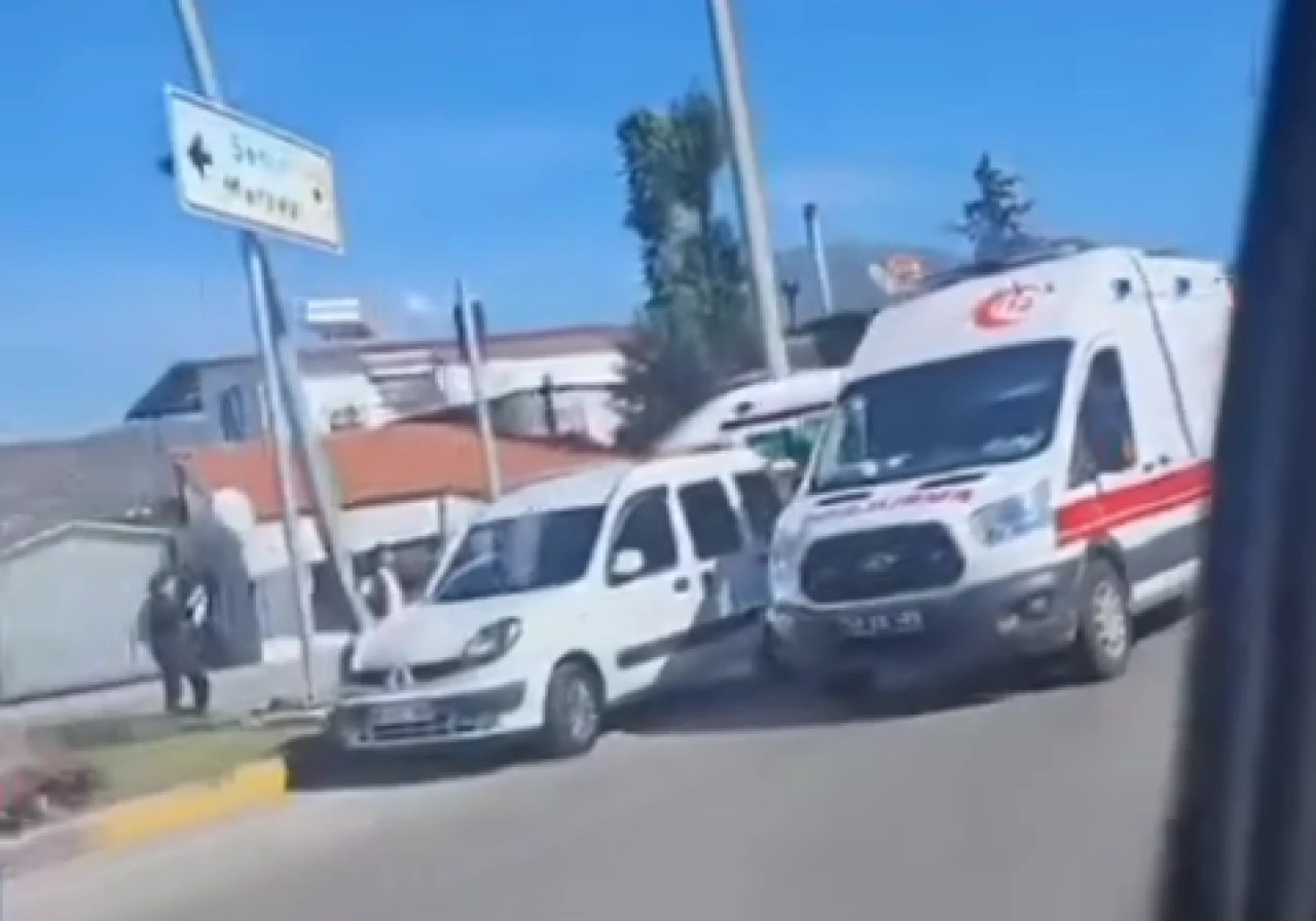 Fethiye’de Ambulansla Çarpışan Hafif Ticari Araçta 2 Kişi Yaralandı