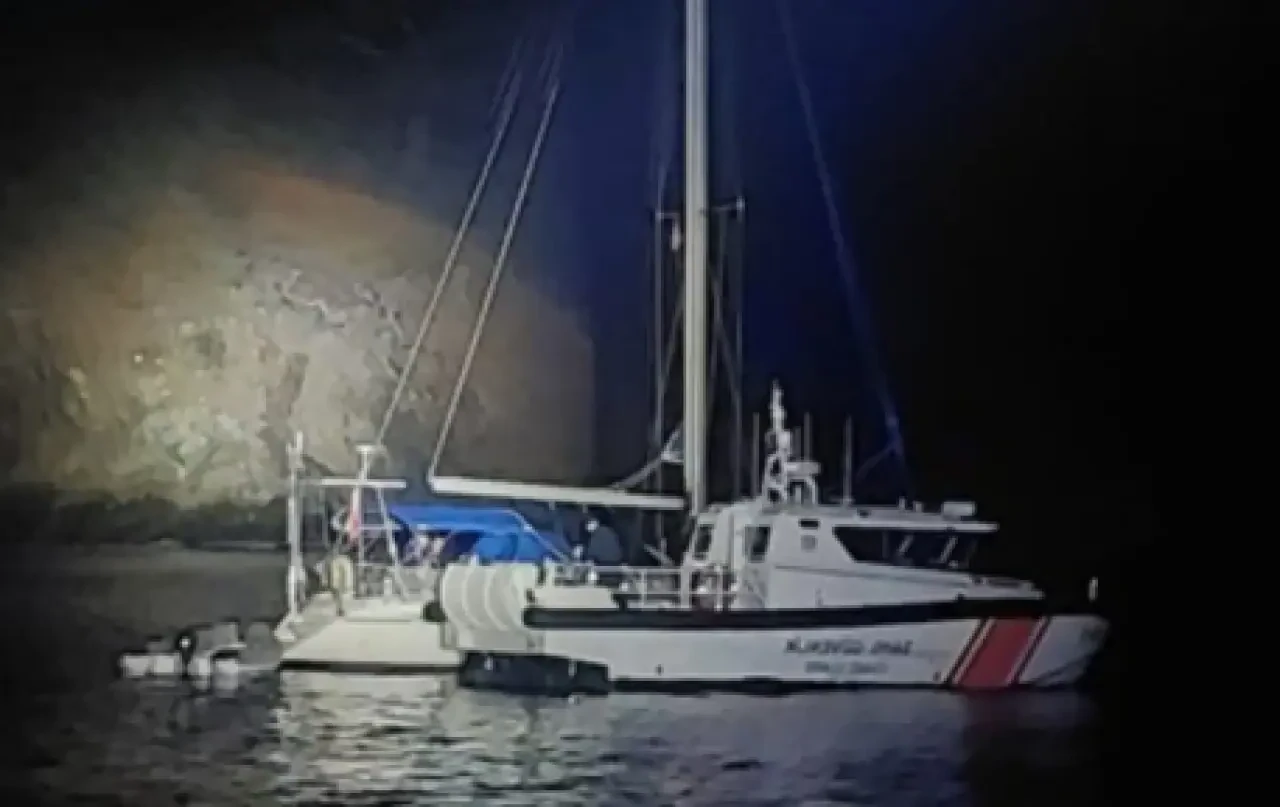 Fethiye Açıklarında Göçmen Operasyonu: 15’i Çocuk 35 Kişi Yelkenli Teknede Yakalandı