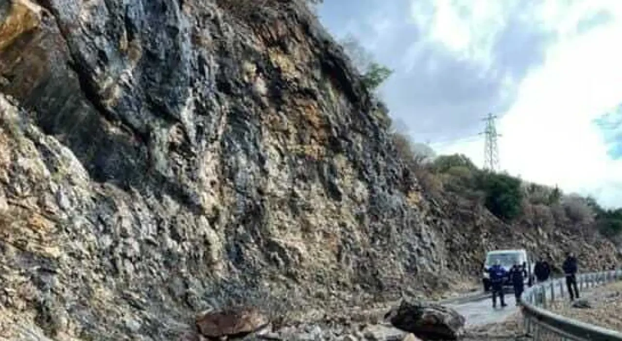 Fethiye Faralya Yolu Taş Düşmesi Nedeniyle Ulaşıma Kapandı