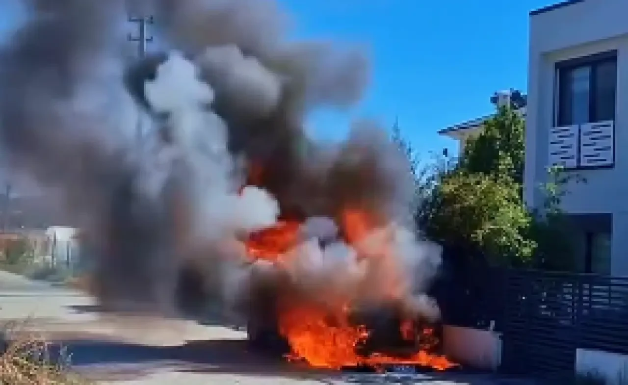 Ortaca Karaburun’da Park Halindeki Araç Alev Aldı: Yangın Paniğe Neden Oldu