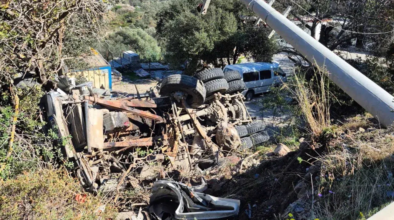 Bodrum Gürece’de Hafriyat Kamyonu Şarampole Devrildi! Sürücü Sıkıştığı Yerden Kurtarıldı