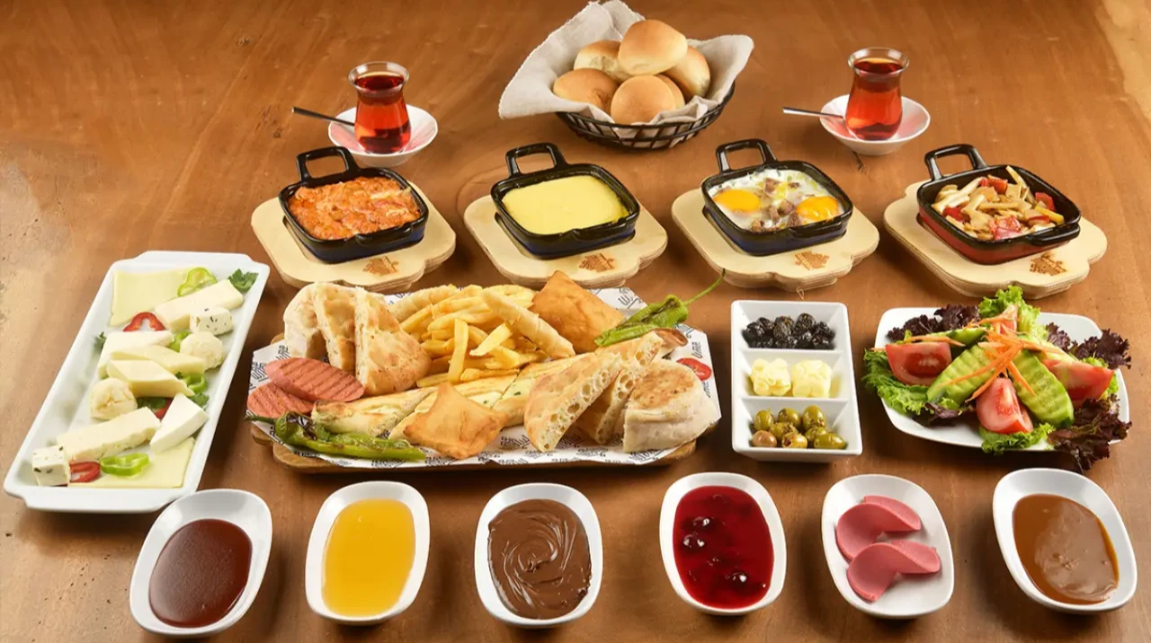 Köyceğiz Kahvaltı Mekanları 2025: En Güzel Serpme Nerede Yenir? Yuvarlakçay’da Hangi Mekan Öne Çıkıyor?