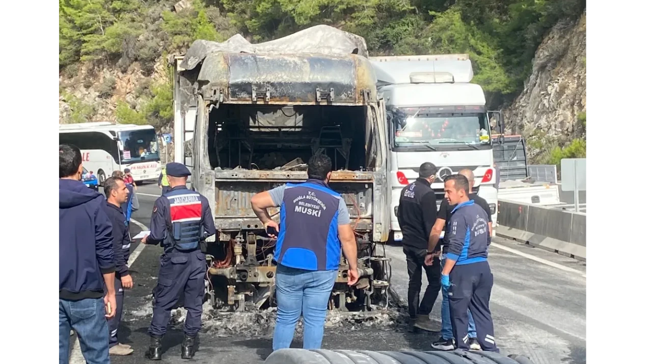 Sakar Rampası’nda Kamyon Yangını! Muğla İstikameti Tek Şeritten Ulaşıma Açıldı