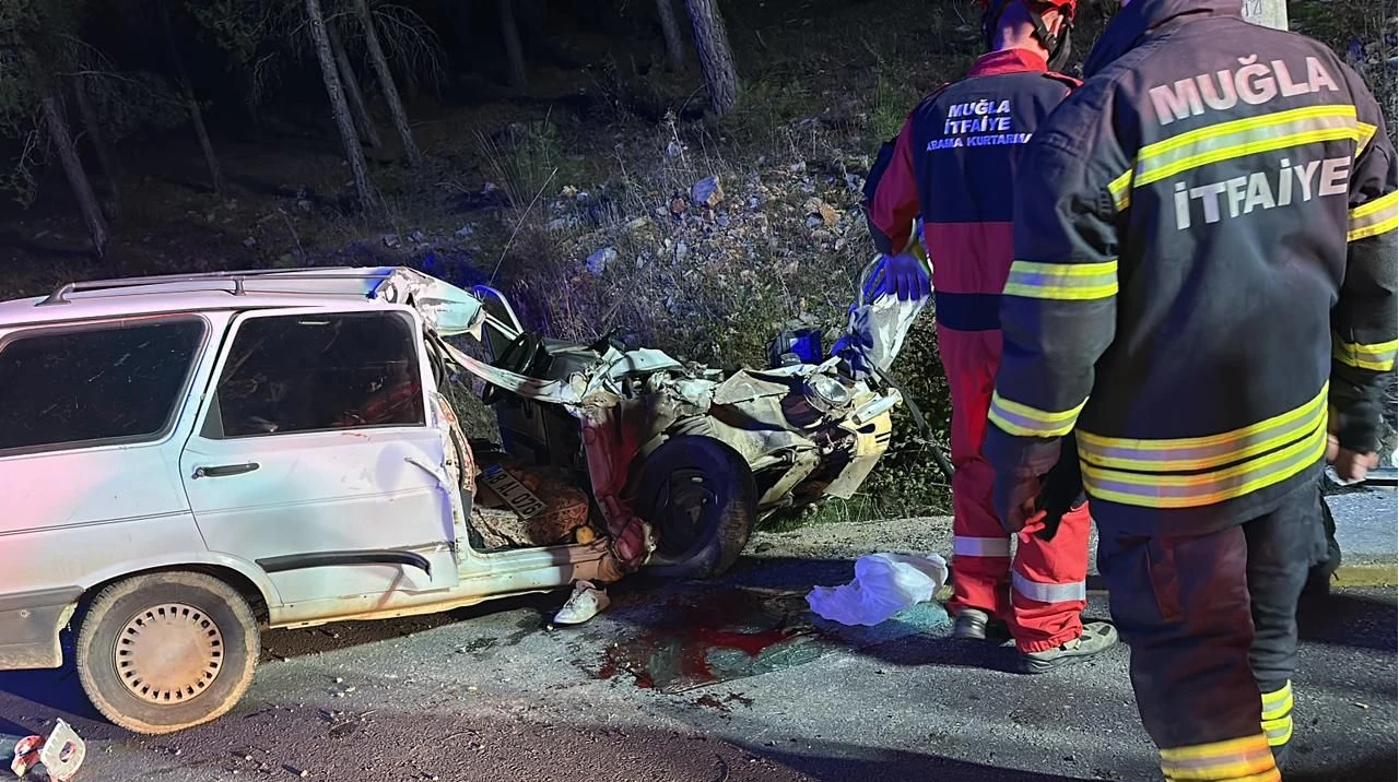 Menteşe'de Alkollü Sürücü Direğe Çarptı: 1'i Ağır, 2 Yaralı