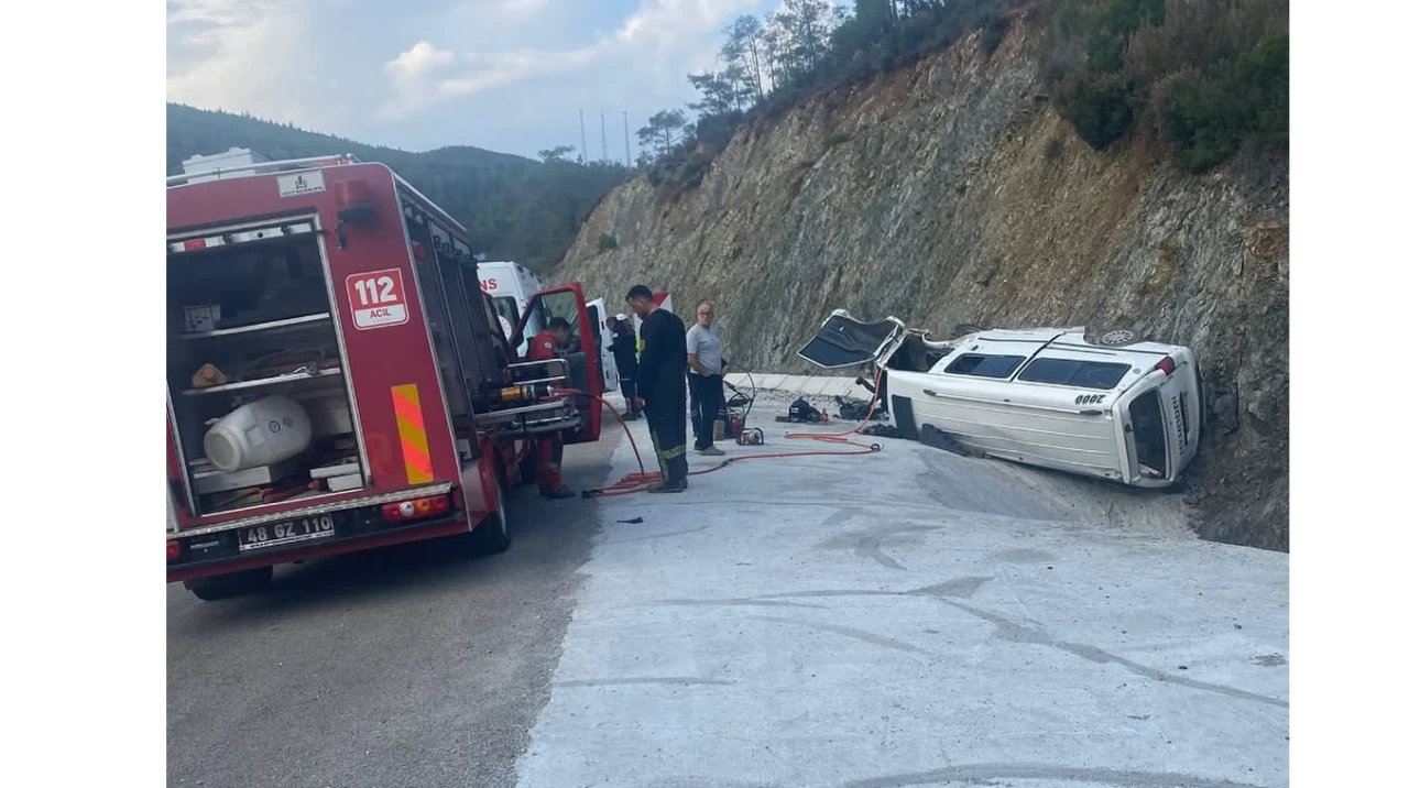 Fethiye İnlice Yolunda Kaza: Minibüs Takla Attı, Sürücü Ayağı Sıkışmış Halde Kurtarıldı
