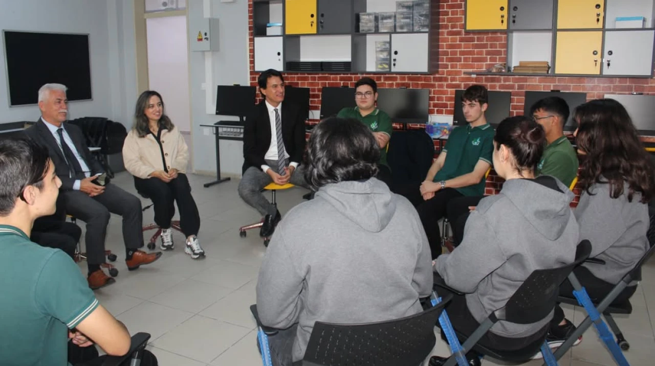 Köyceğiz Fen Lisesi’nde Yapay Zekâ Hamlesi! İlçe Milli Eğitim Müdürü İnceledi