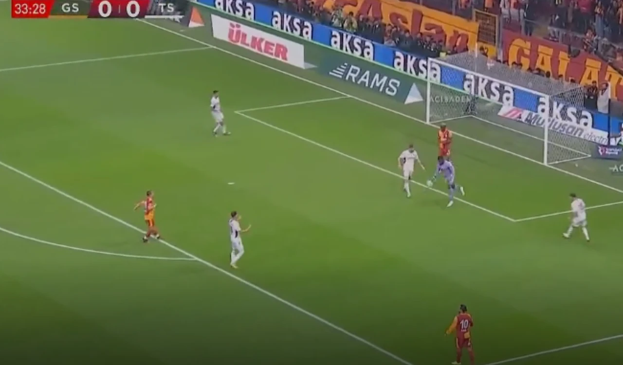 Galatasaray–Trabzonspor Derbisinde İlk 30 Dakika Golsüz! Osimhen Direkten Döndü