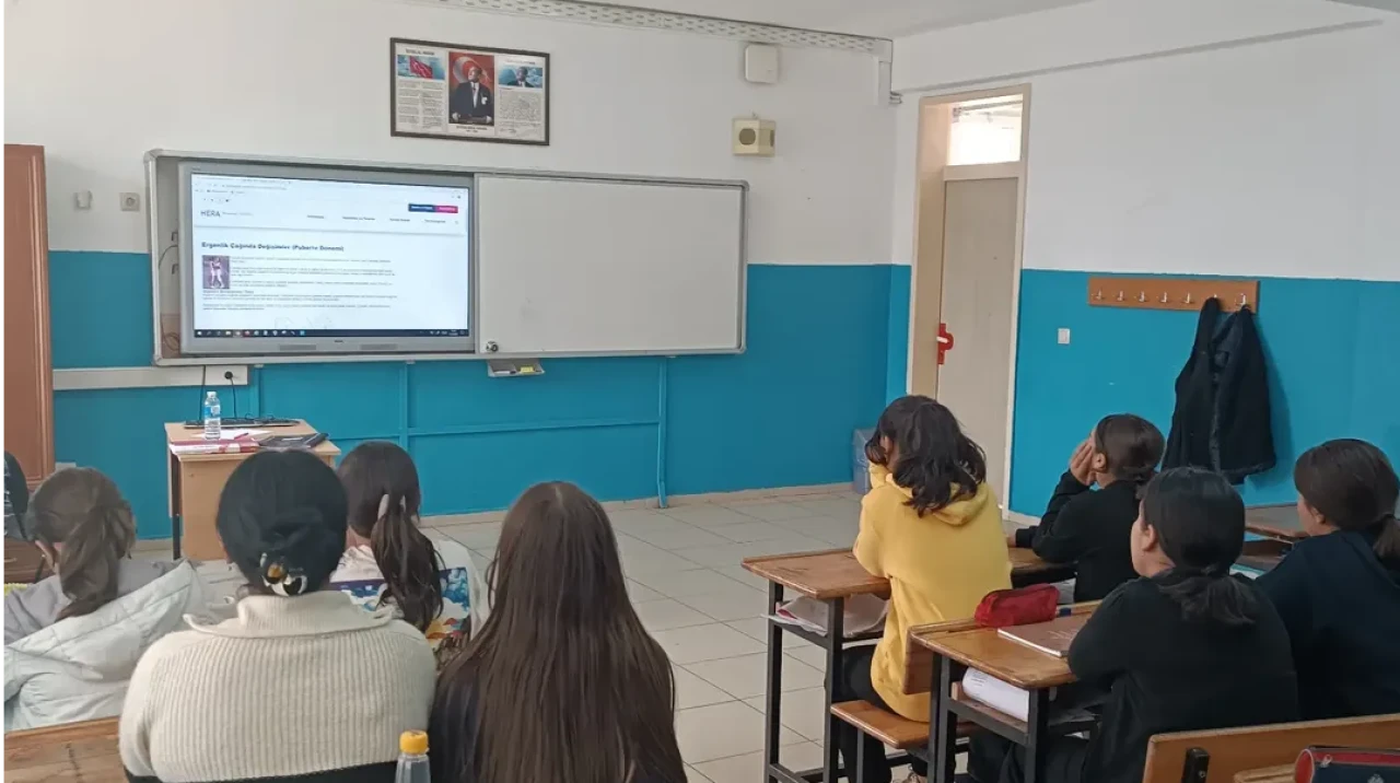 Köyceğiz İlk-Ortaokulu’nda Ergenlik Dönemi Eğitimi: 7 ve 8. Sınıflara Bilgilendirme Yapıldı