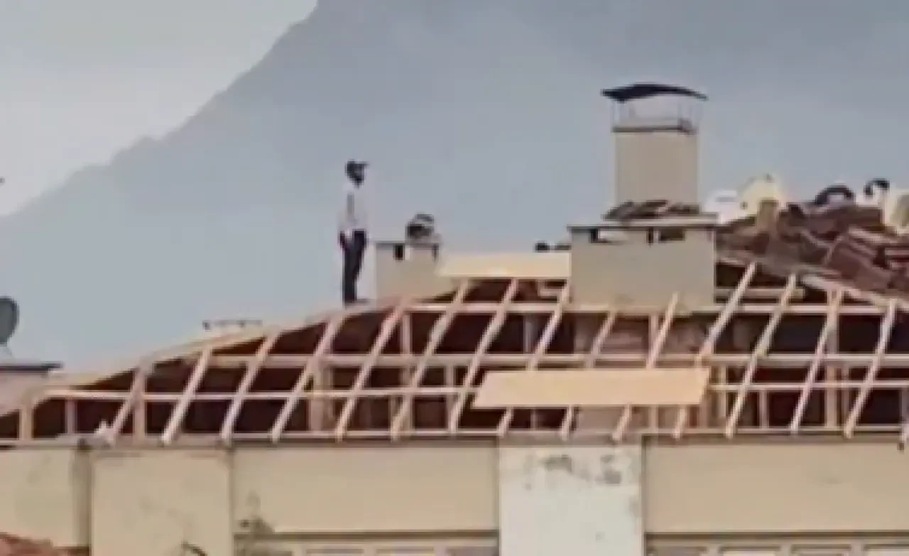 Marmaris’te İnşaat İşçisinden 10 Kasım’da Çatıda Saygı Duruşu