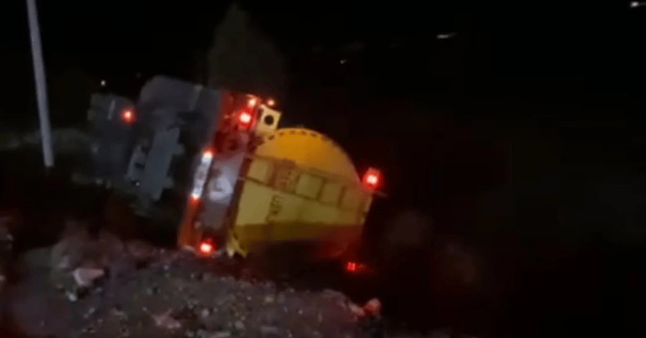 Son Dakika: Karabel’de Benzin Yüklü Tır Devrildi