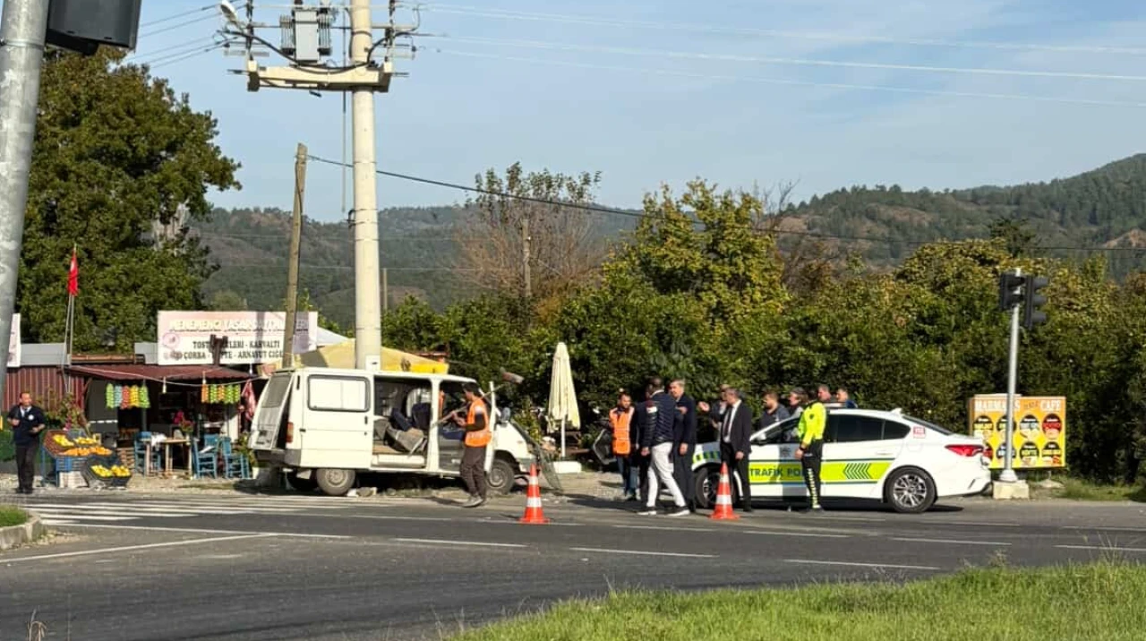 Köyceğiz’de Trafik Kazası: Havalimanı Otobüsü Ekmek Arabasına Çarptı
