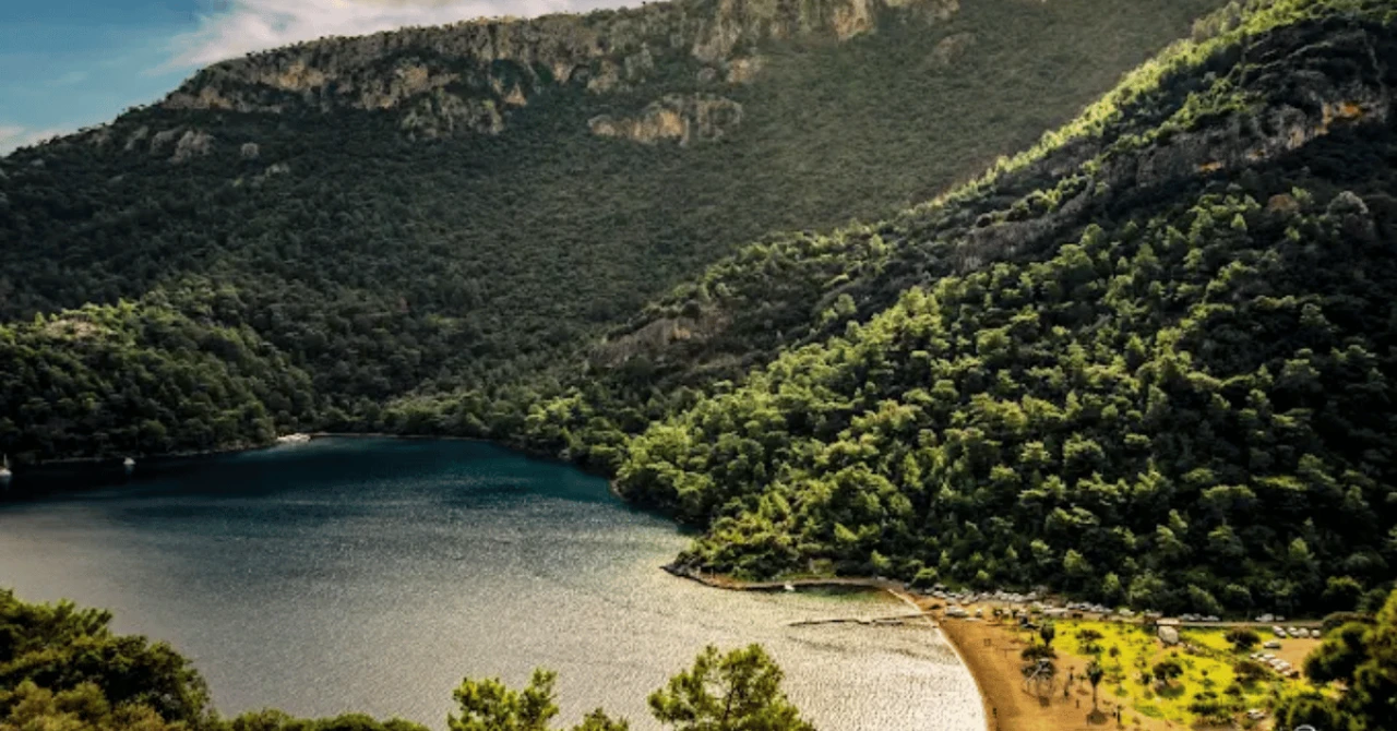 Sarsala Koyu: Mavinin ve Yeşilin Buluştuğu Doğa Harikası
