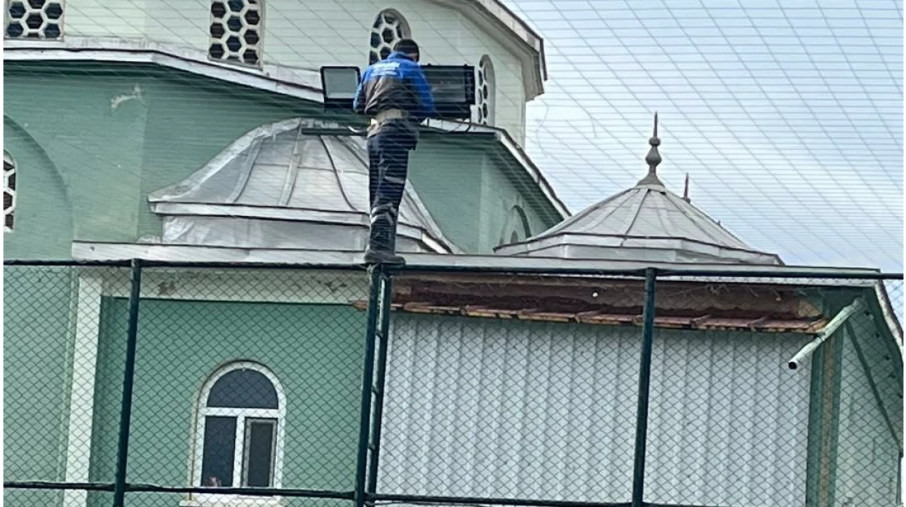 Köyceğiz Pınar Mahallesi’nde Halı Saha Işıkları Yenilendi