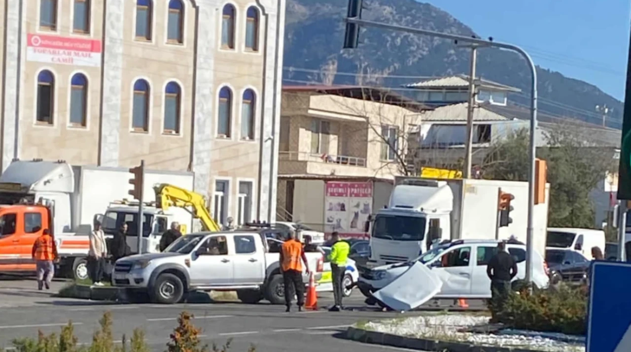 Köyceğiz Toparlar’da Kırmızı Işık İhlali Kazaya Yol Açtı