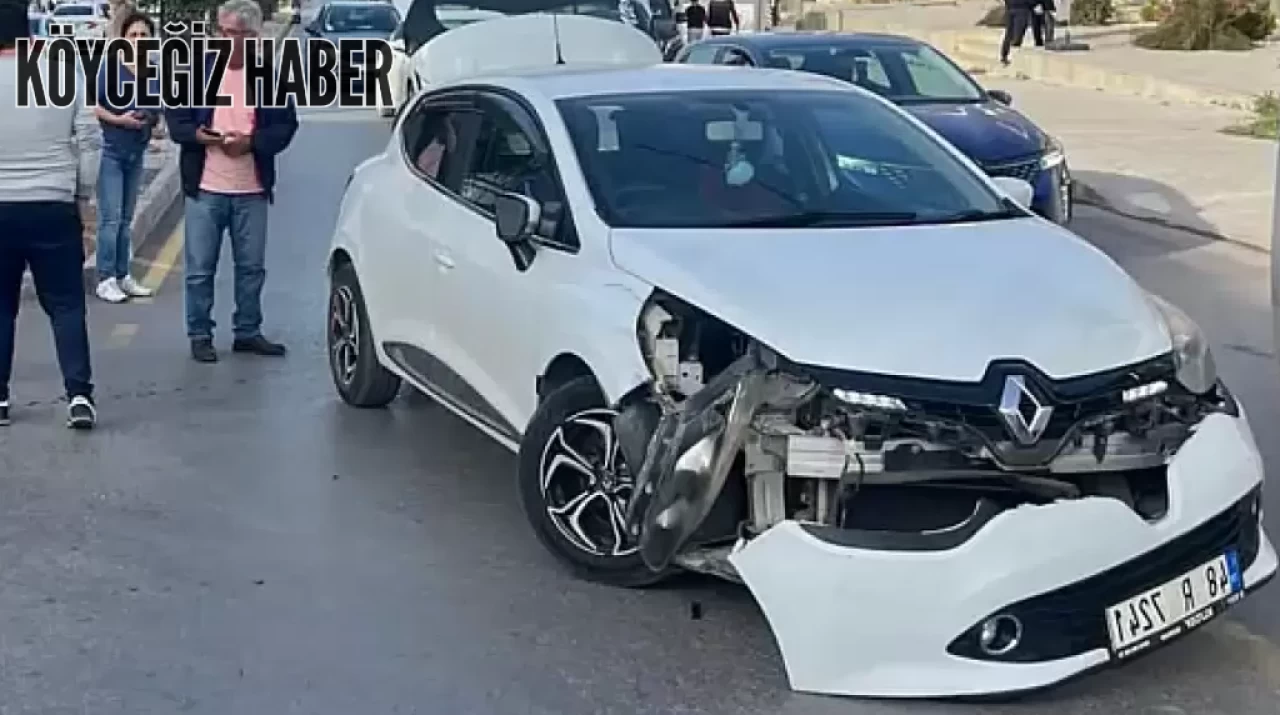 Bodrum’da Otomobil ile Motosikletin Çarpıştığı Kaza Kameraya Yansıdı