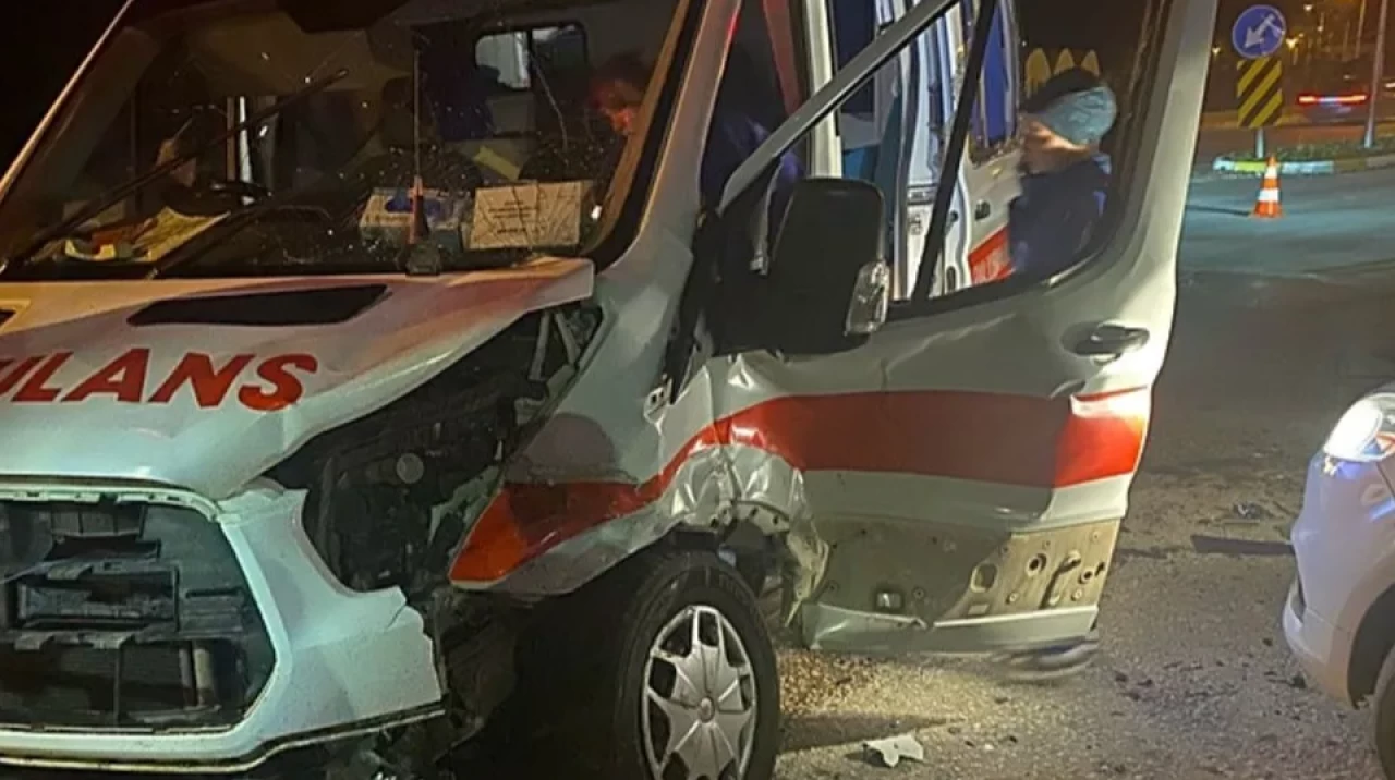 Antalya'da Ambulans ile Otomobil Çarpıştı: 9 Kişi Yaralandı