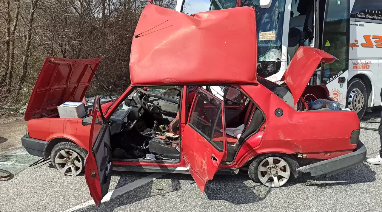 Bilecik Bozüyük'te Otomobil ile Yolcu Otobüsü Çarpıştı: 1 Ölü, 1 Yaralı