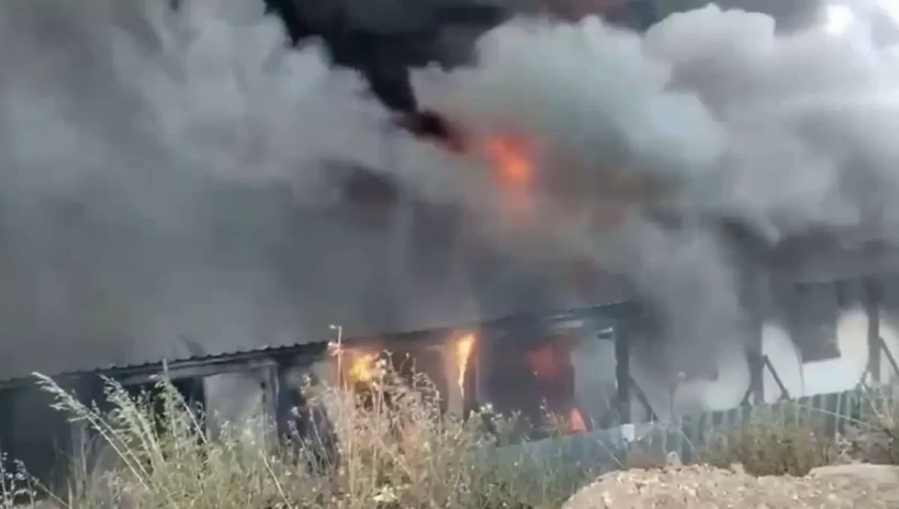 Bodrum'da şantiye konteynerlerinde yangın: 30'a yakın barınma ünitesi kullanılamaz hale geldi