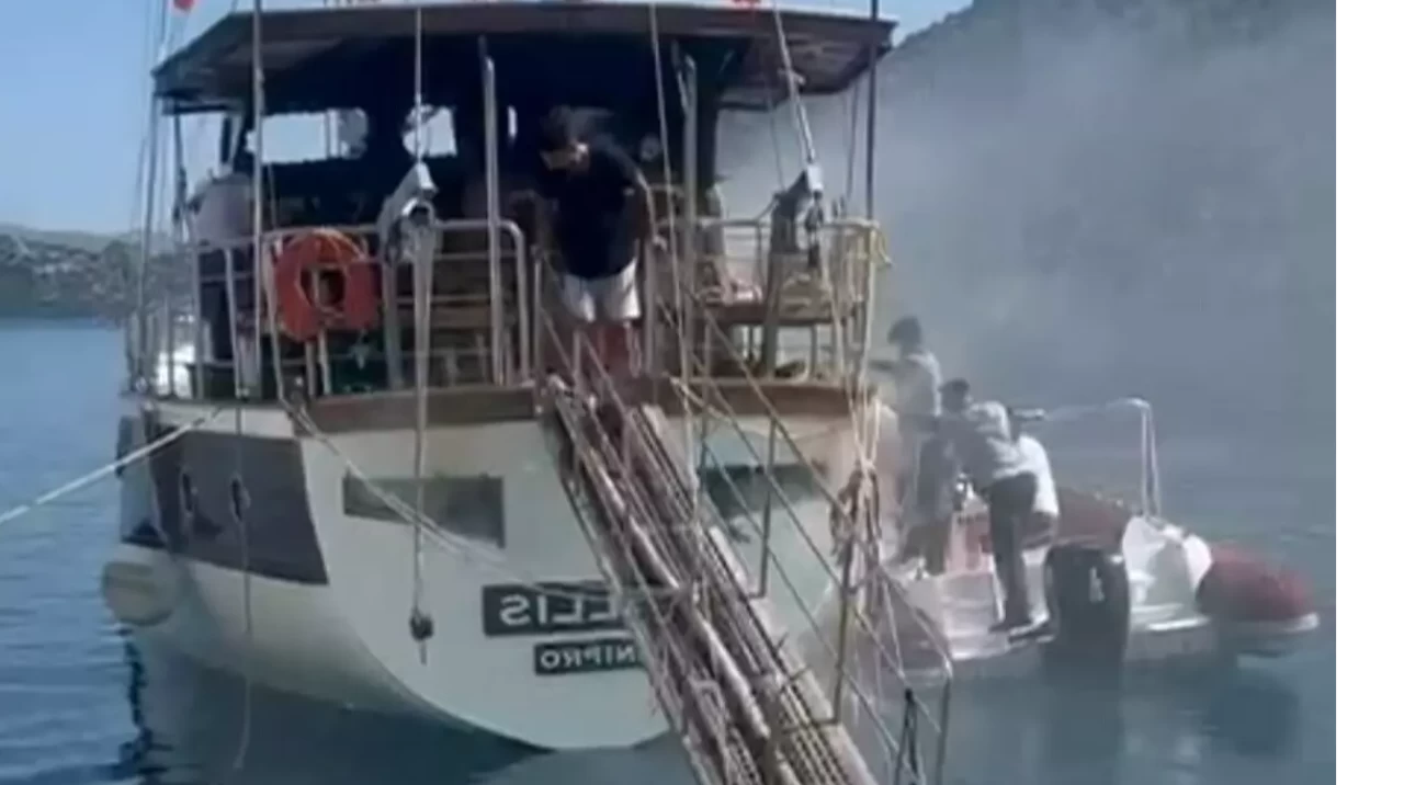 Marmaris’te İskeleye Bağlı Teknede Yangın Panik yarattı