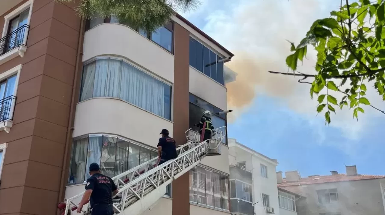 Menteşe’de 3 Katlı Binada Yangın: Mahsur Kalan Kadın Kurtarıldı