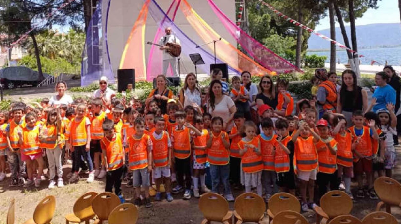 Köyceğiz’de Göl Manzaralı Çocuk Konseri: Minikler Sanatla Buluştu