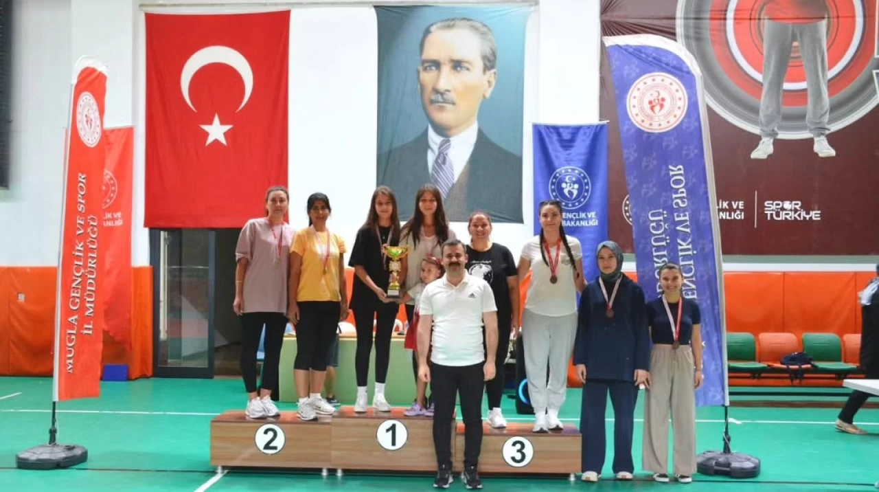 Köyceğiz’de Zafer Bayramı Coşkusu Floor Curling Turnuvasıyla Zirveye Taştı: 21 Takım Kupa İçin Yarıştı