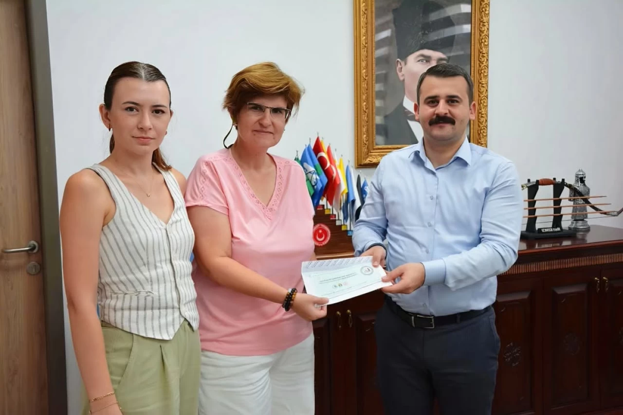 Köyceğiz’de “Evinin Sultanları Plajda” Turnuvası Başlıyor: Zafer Kupası Davetiyesi Kaymakam Mert Kumcu’ya Takdim Edildi